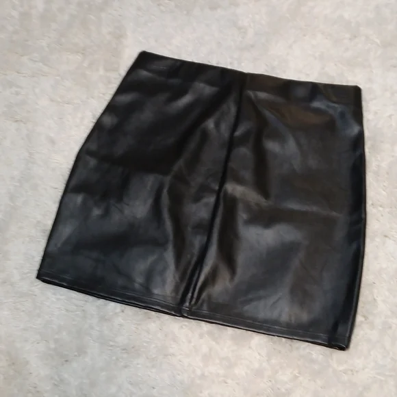 Seduction Black Leatherlike Mini Skirt - Picture 2 of 6